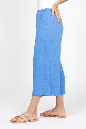 Organic Rags Gauze Pocket Crop in Cornflower blue. Pull on cotton gauze pant with 3/4" contoured flat front waistband, elastic back. Falls straight through the hip, thigh and leg. 2 front pockets. 22" inseam._35151267856584