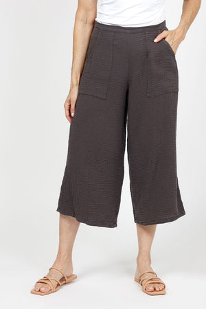 Organic Rags Gauze Pocket Crop in Graphite.  Pull on cotton gauze pant with 3/4" contoured flat front waistband, elastic back.  Falls straight through the hip, thigh and leg.  2 front pockets.  22" inseam. _35151267987656